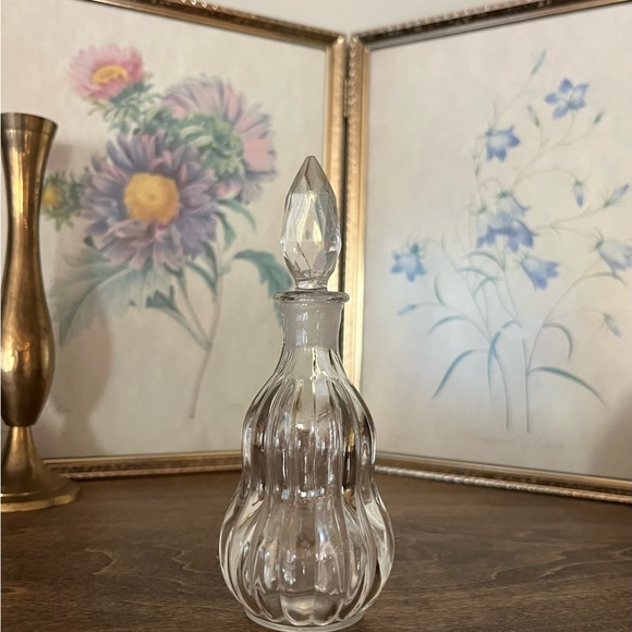 Fluted perfume bottle - Picture 2 of 2